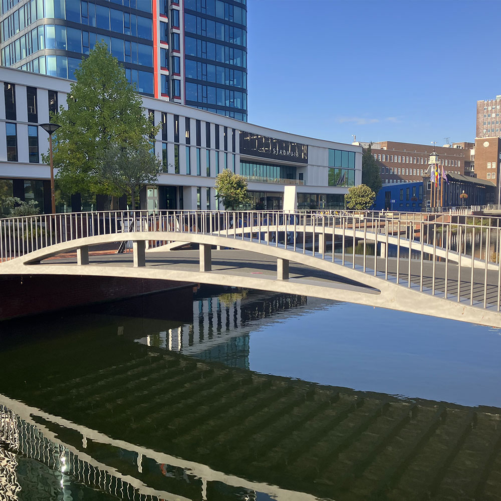 Gemeente stelt zelf antislip- en slijtlagen met kleur samen voor voetgangersbruggen en fietsbruggen