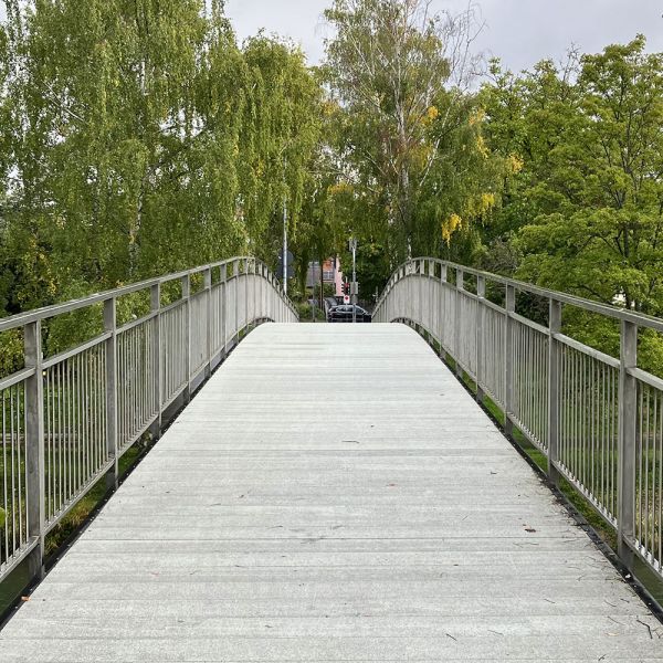 Fiets- en voetgangersbrug vervangen in Tauberbischofsheim Duitsland